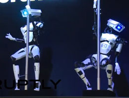 CEBIT Fuarı'nın striptizci robotları! TIKLA İZLE!