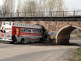 Kızgın MHP otobüsü tünele kafa attı!