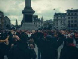 Galatasaray taraftarları Londra'da trafik tıkadı