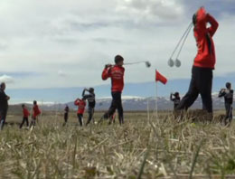 Golf sahası olmadığı için merada oynuyorlar