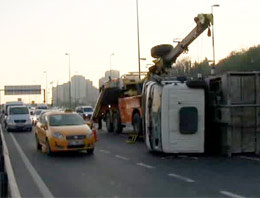 Çöp kamyonu devrildi İstanbul trafiği felç oldu