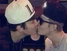 Justin Bieber erkek arkaşıyla dudak dudağa