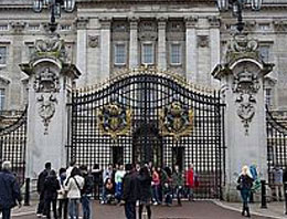 Buckingham Sarayı önünde namaz kıldı