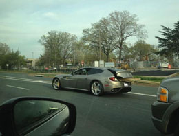 ŞOK! Ferrari FF ile odun taşıdılar!