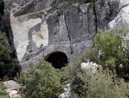 12 bin yıllık mezarı dinamitle patlattılar