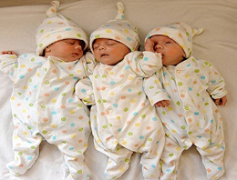 Ambulansta üçüz bebek doğurdu