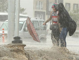 15 dakikalık yağış İstanbul'u felç etti