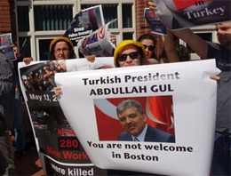 Gül'e Türk öğrencilerden protesto!