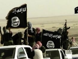 IŞİD'den ceset üzerinde zafer pozu