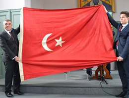 Osmanlı Bayrağı Türkiye'ye iade edildi