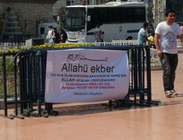 Taksim'de ilginç pankart: Allah, Gül, Erdoğan... 