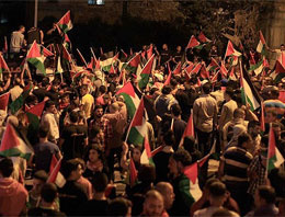 Filistin'de onbinler sokaklara döküldü
