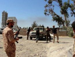 Libya'da militanlar askeri üssü ele geçirdi