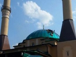 İstanbul Ahat Camii'ne havan topu 