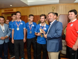 Üsküdar'ın şampiyon taekwondocularına ödül