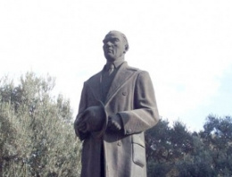 Atatürk büstüne 'Senden alacağım var' diye saldırdı