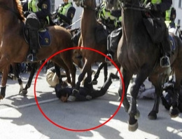 Atlı polisler göstericileri ezdi
