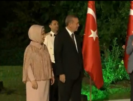 Erdoğan çiftine 30 Ağustos resepsiyonunda 'gül' jesti!