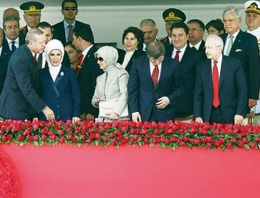 Erdoğan'ın eli havada kaldı mı? Ahmet Hakan'dan foto analiz!