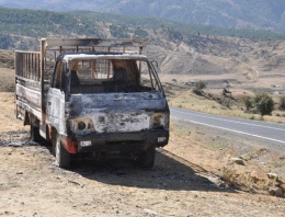 PKK Bitlis'te yol kesip araç yaktı!