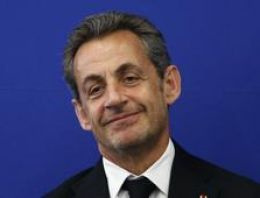 Sarkozy geri dönüyor ilk turu kazandı