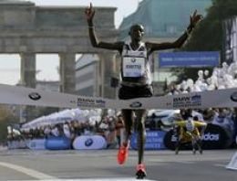 Kenyalı atlet Kimetto maratonda dünya rekoru kırdı