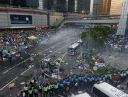 Hong Kong: Binlerce protestocu meydanlarda