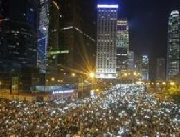 Hong Kong: On binlerin protestosu sürüyor