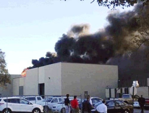 Uçak binaya çakıldı: 4 ölü!
