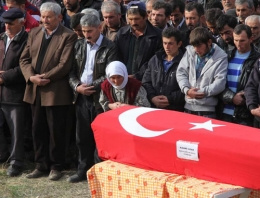 Türkiye'yi ağlattı! Cenazede saf tutan anne