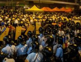 Hong Kong: Gösteri alanları boşaltılıyor