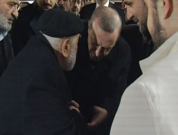 Erdoğan Emin Saraç'ın elini öptü!