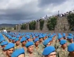 Askerlerin Osmanlıca marşıyla eğitimi 