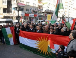 O ilde Kürdistan bayrağı dağıttılar