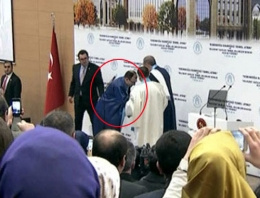 Dekan Erdoğan'ın elini öpmek isteyince...
