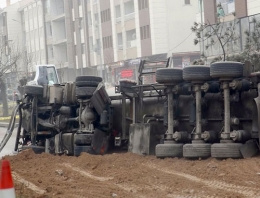 Ankara'da panik alarmı TIR devrildi!