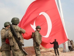 Kobani sınırına dev bayrak