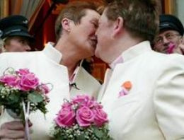 Roma'dan eşcinsel çiftlere "medeni birliktelik" onayı