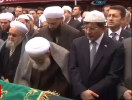 Davutoğlu Ustaosmanoğlu'nun cenazesinde