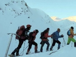 Mahsur kalan 19 dağcı kurtarıldı