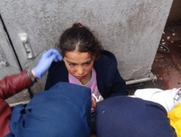 Suriyeli kız çocuğunu yerde sürüklediler!