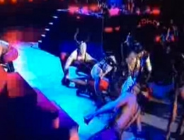 Madonna sahnede yere böyle düştü