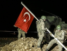 Küstah istek 'Türk bayrağını indirin'