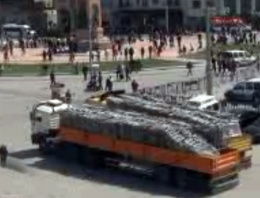 Taksim'e iki kamyon polis barikatı
