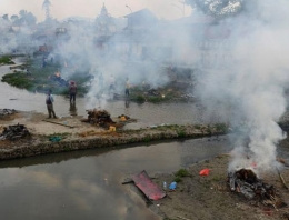 Nepal'de cesetler yakılmaya başladı