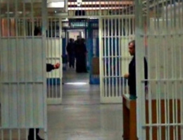 Tutuklu polisler cezaevinde birbirlerine girdi