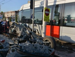 Tramvay otomobili ikiye böldü! Yaralılar var...