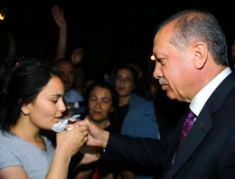Erdoğan o genç kızı böyle teselli etti