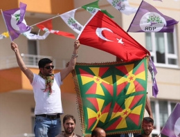 HDP İstanbul mitingde Türk bayrakları!