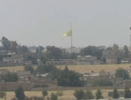 Tel Abyad merkezinde dev YPG bayrağı!